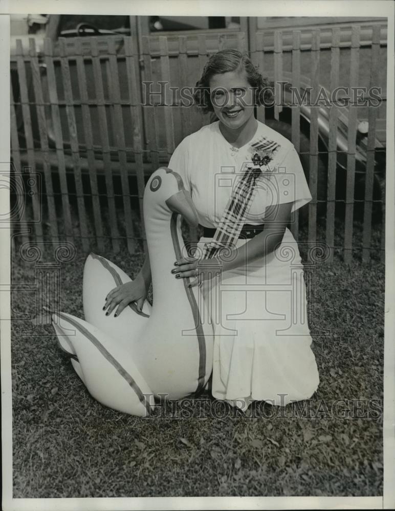 1935 Press Photo New York Mrs Thomas Kelly at Easthampton Village Fair NYC - Historic Images