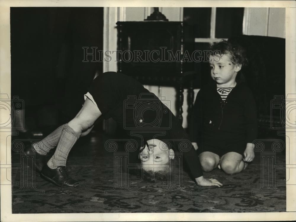 1935 Press Photo New York Florence Wood Twin Boys Conditioned NYC - neny10578 - Historic Images