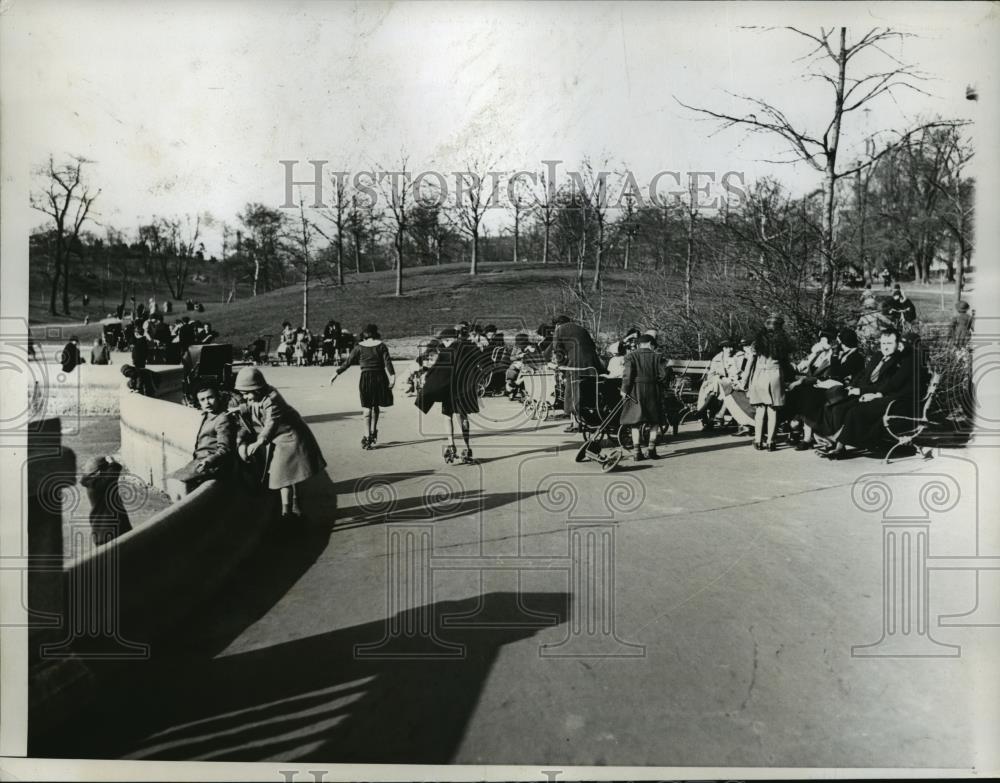 1935 Press Photo New York women sunning in Central Park in NYC - neny10587 - Historic Images