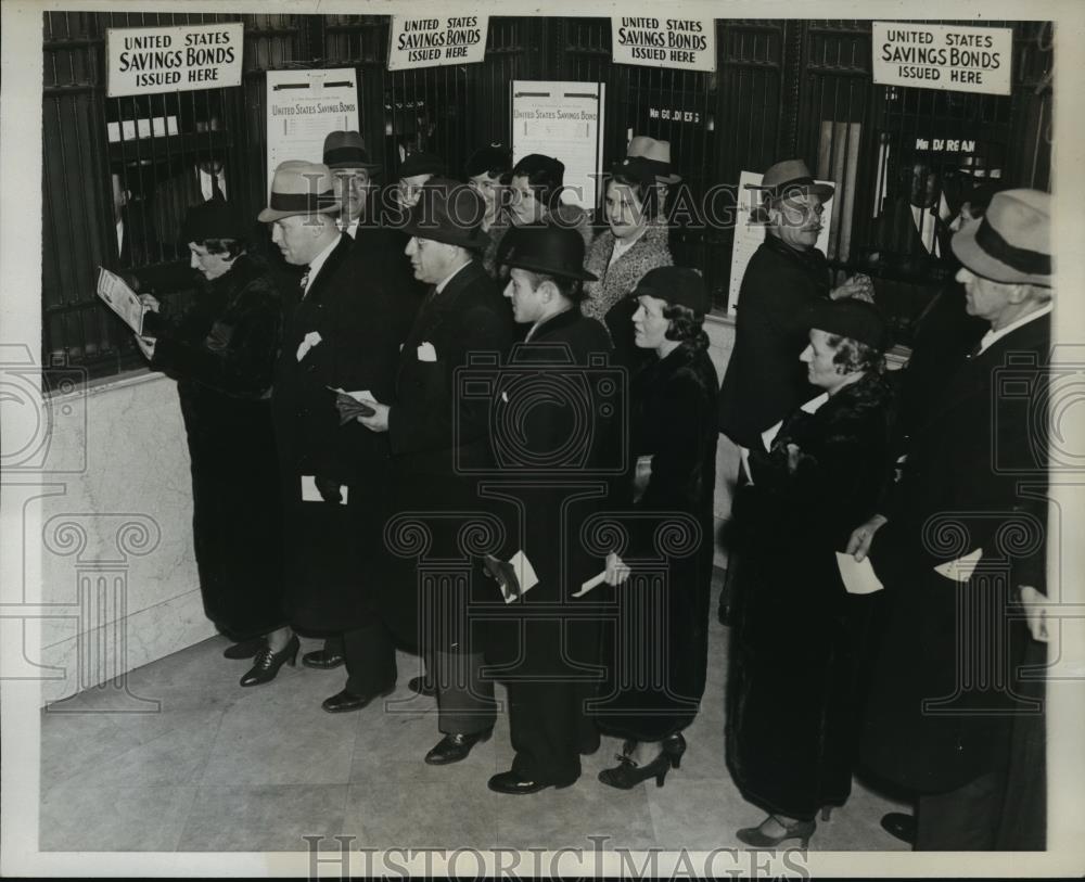 1935 Press Photo New York Baby Bonds Sell Rapidly At General Post Office NYC - Historic Images