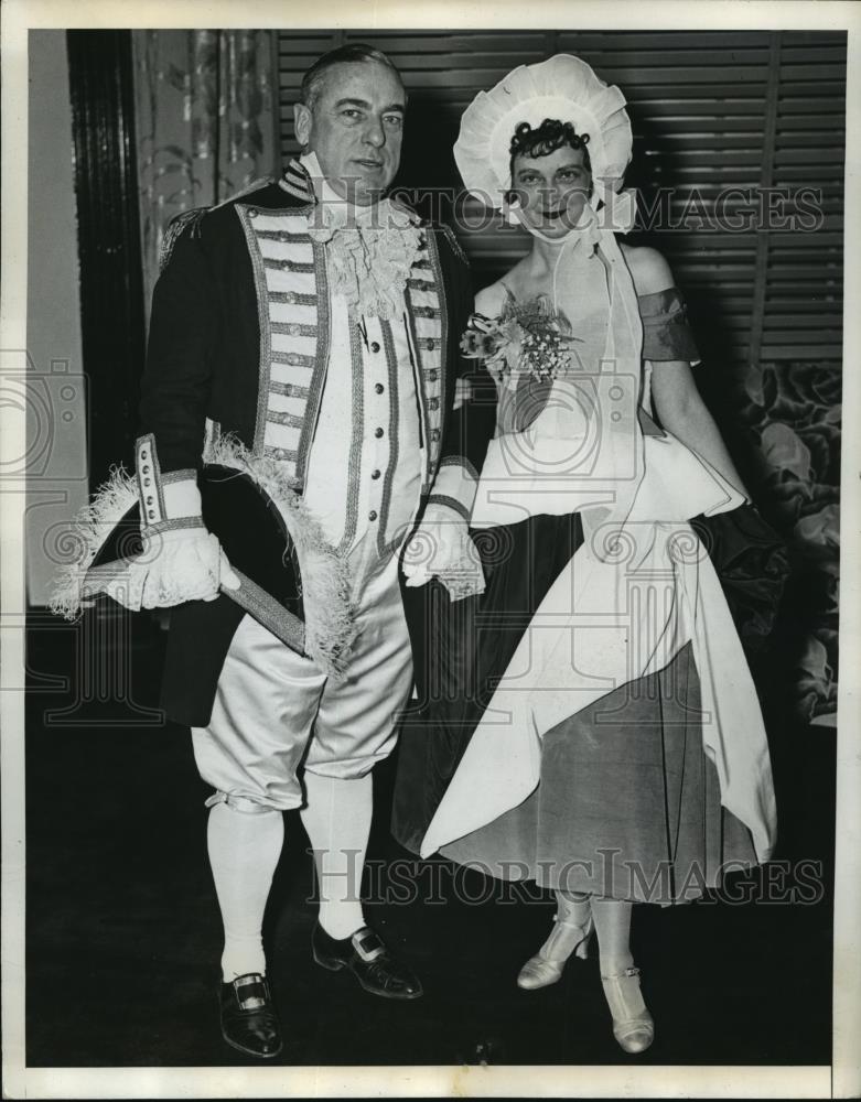 1935 Press Photo New York Mr H.R. Burt and M.Z. Chandler at Beaux Arts Ball NYC - Historic Images