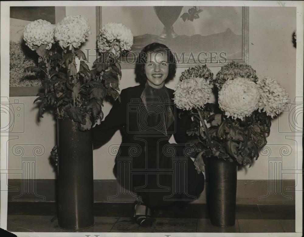 1935 Press Photo New York Helen Dupree w/ Prize Winning Chrysanthemums NYC - Historic Images