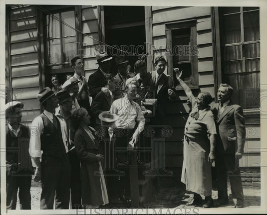 1935 Press Photo New York Candy Store Owner Holds Winning Derby Ticket NYC - Historic Images