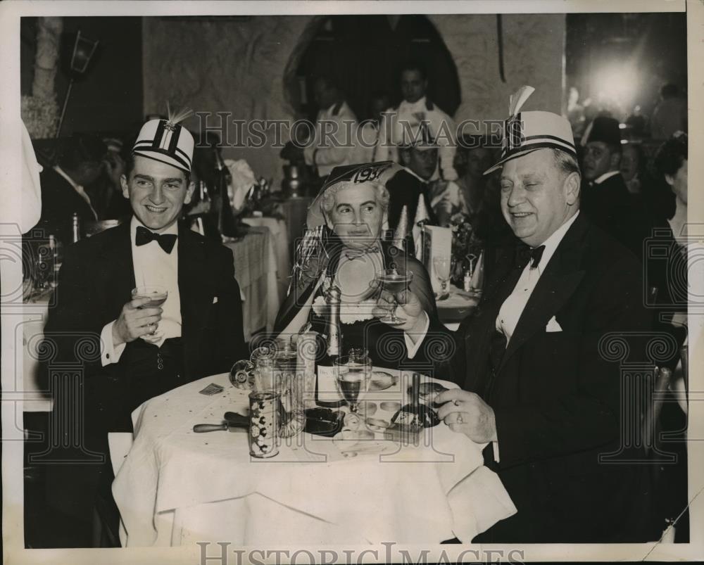 1936 Press Photo New York Fire Commissioner &amp; Family Celebrate New Years NYC - Historic Images