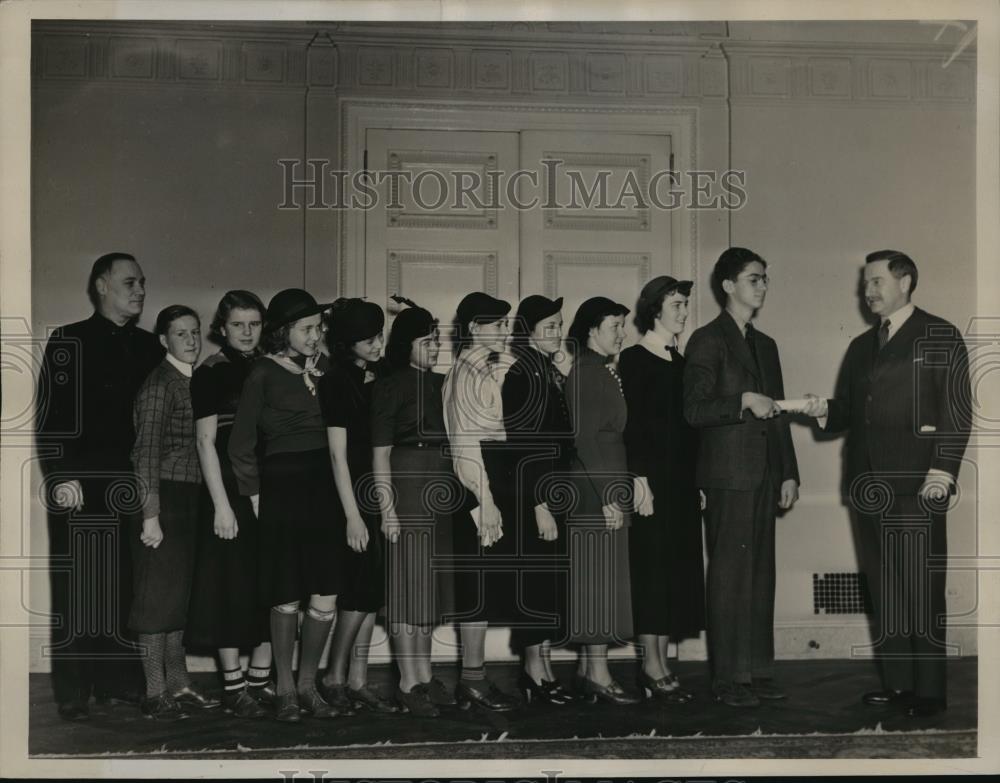 1936 Press Photo New York Awards Given in NY Chamber of Commerce Contest NYC - Historic Images