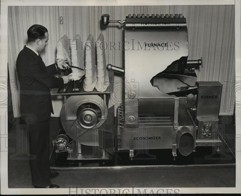 1938 Press Photo New York George Mooan Examine Heater at Heating &amp; Vent Expo NYC - Historic Images