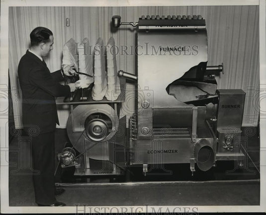 1938 Press Photo New York George Mooan Examine Heater at Heating & Vent Expo NYC - Historic Images