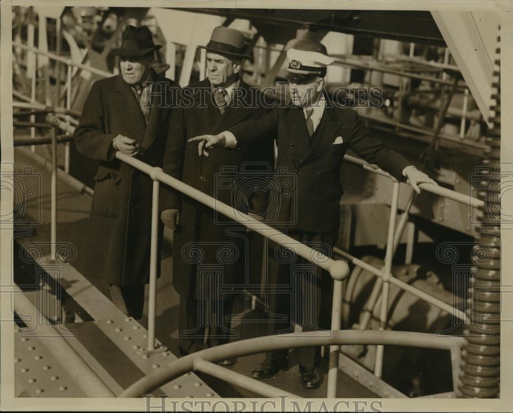 1938 Press Photo New York Looking Over New Ship NYC - neny10910 - Historic Images