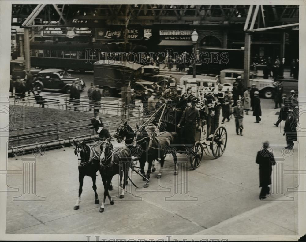 1935 Press Photo New York Postmaster arrives with mail NYC - neny10920 - Historic Images