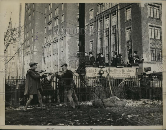1935 Press Photo New York The Log Burners Dragging The Log To Be Burned NYC - Historic Images