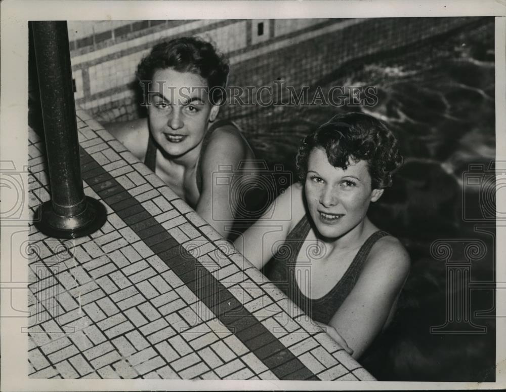 1935 Press Photo New York Elizabeth Kompa And Mavis Freeman Florida Bound NYC - Historic Images