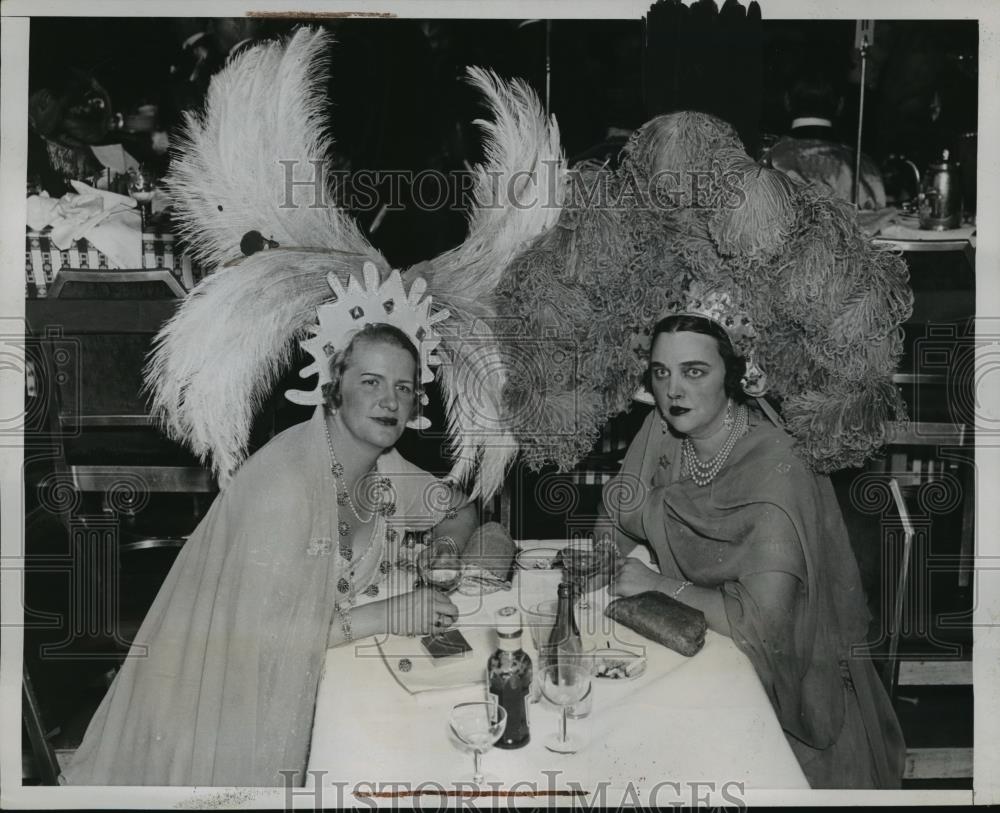 1935 Press Photo New York Mrs Joseph Busk, Mrs Edward Hurd @ Beaux Arts Ball NYC - Historic Images