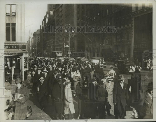 1935 Press Photo New York  Crowd on 6th Avenue Near Library Christmas Gifts NYC - Historic Images