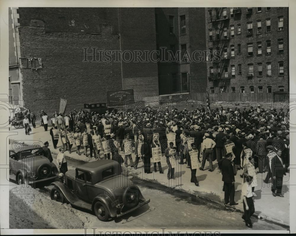 1935 Press Photo New York pickets parade across the street from building in NYC - Historic Images