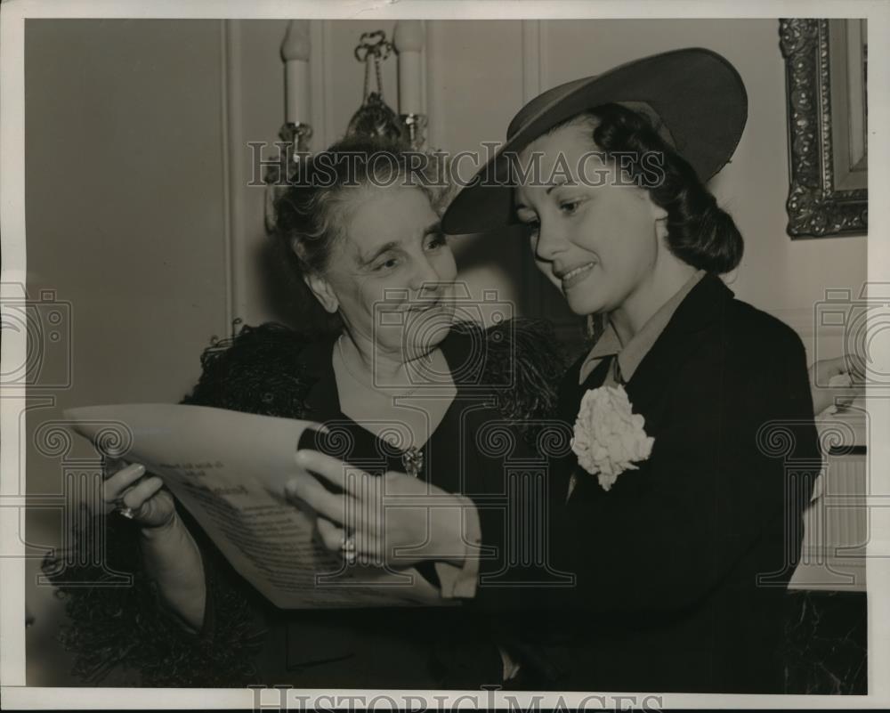 1938 Press Photo New York Gladys Swarthout, presenter American Mother Scroll NYC - Historic Images