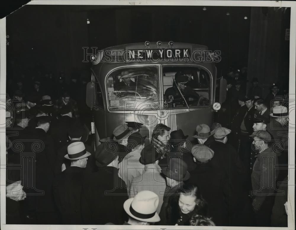 1937 Press Photo New York  NY bound bus halted by drivers strike at NYC - Historic Images