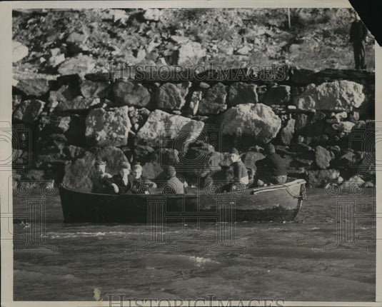 1937 Press Photo New York Boat & Crew Goes Adrift in the Hudson River NYC - Historic Images