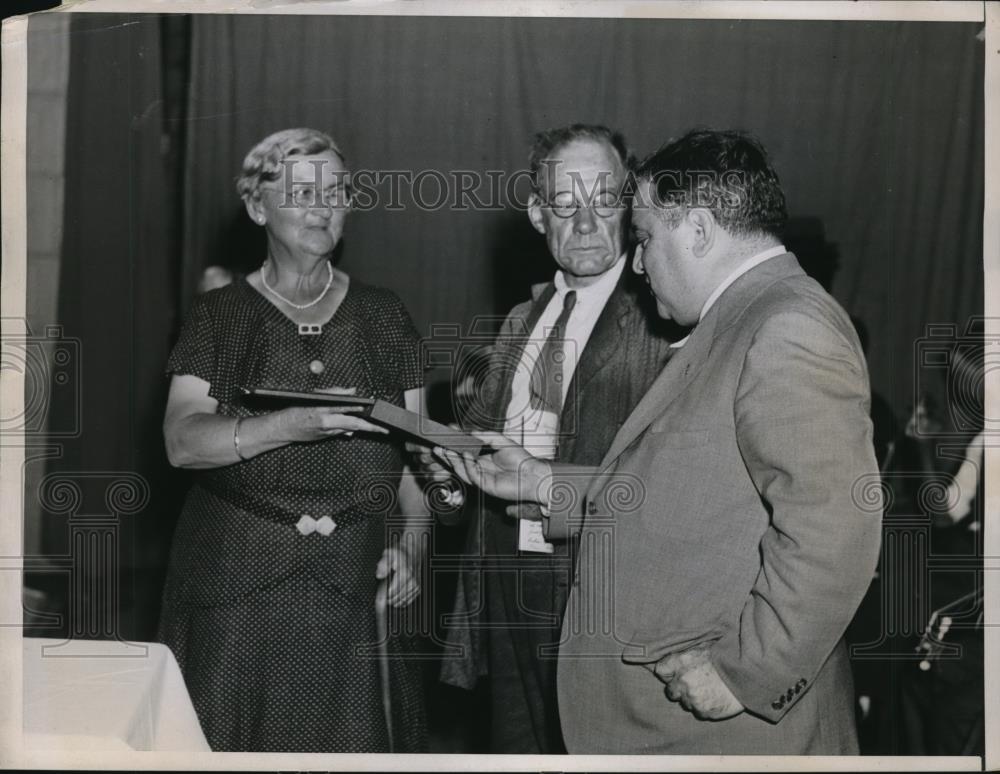 1937 Press Photo New York Mayor F.H. LaGuardia &amp; Mrs. Anna Watson NYC - Historic Images