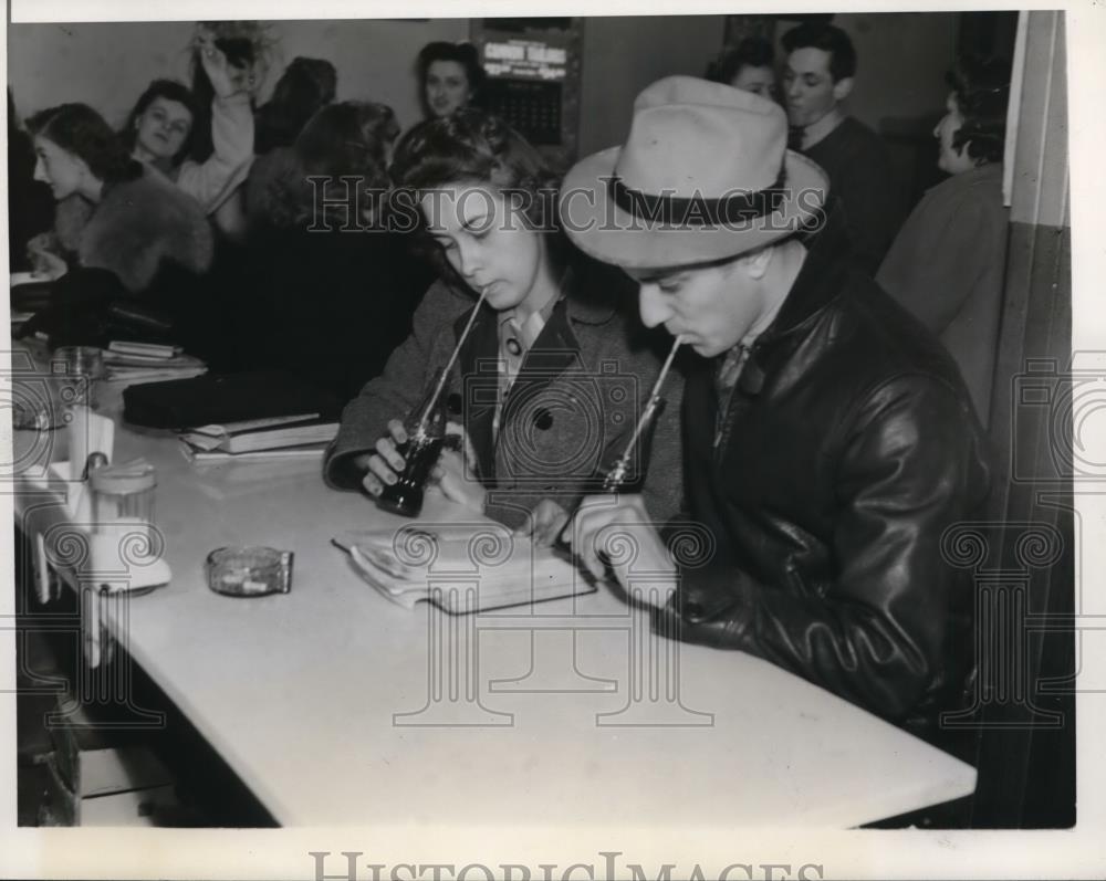 1941 Press Photo New York Seda Feuataia &amp; other at a meal NYC - neny11877 - Historic Images