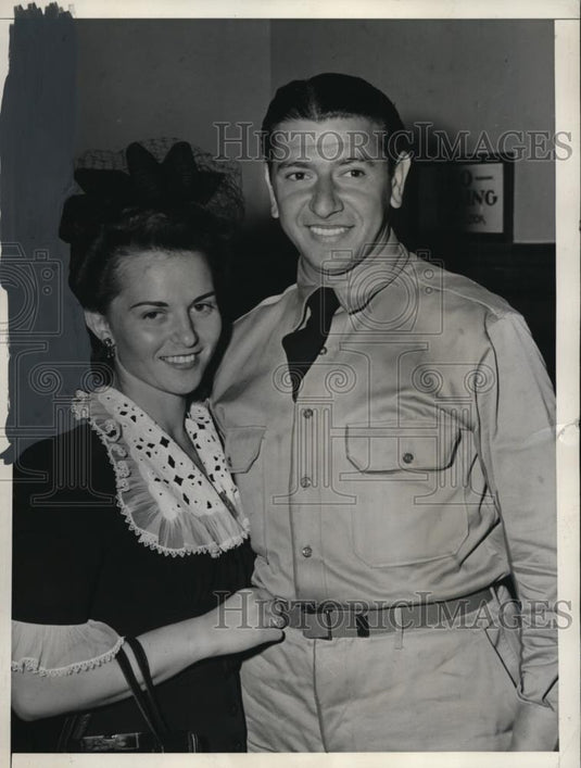 1941 Press Photo New York Private Harold Fink & bride Edith at Brooklyn NYC - Historic Images