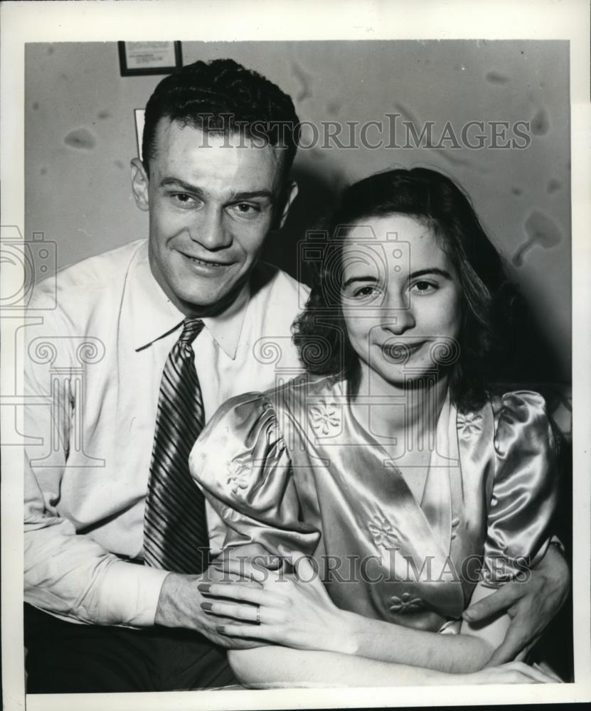 1941 Press Photo New York M Dick Kahlow  &amp; bride honeymoon in NYC - neny12809 - Historic Images