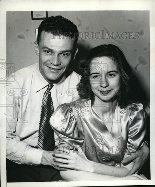1941 Press Photo New York M Dick Kahlow  & bride honeymoon in NYC - neny12809 - Historic Images