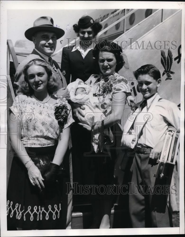 1946 Press Photo New York Child of Two Countries NYC - neny13554 - Historic Images