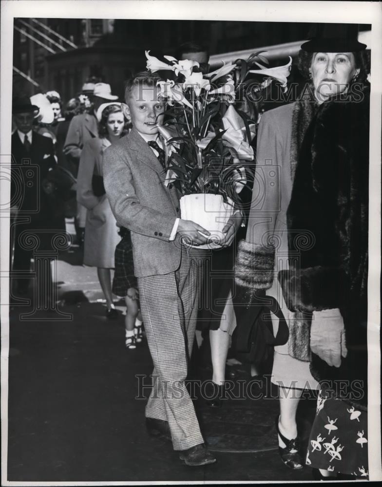 1946 Press Photo New York Easter Gift For Service NYC - neny13565 - Historic Images