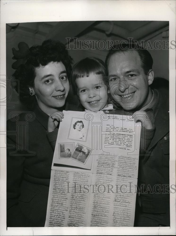 1946 Press Photo New York A Honey of a Pin Up, It Says Right Here NYC - Historic Images