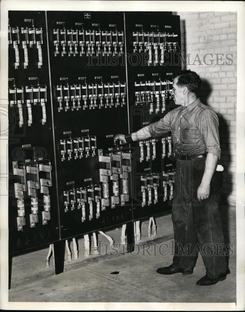 1941 Press Photo New York Jackson Heights School Light Switchboard WWII NYC - Historic Images