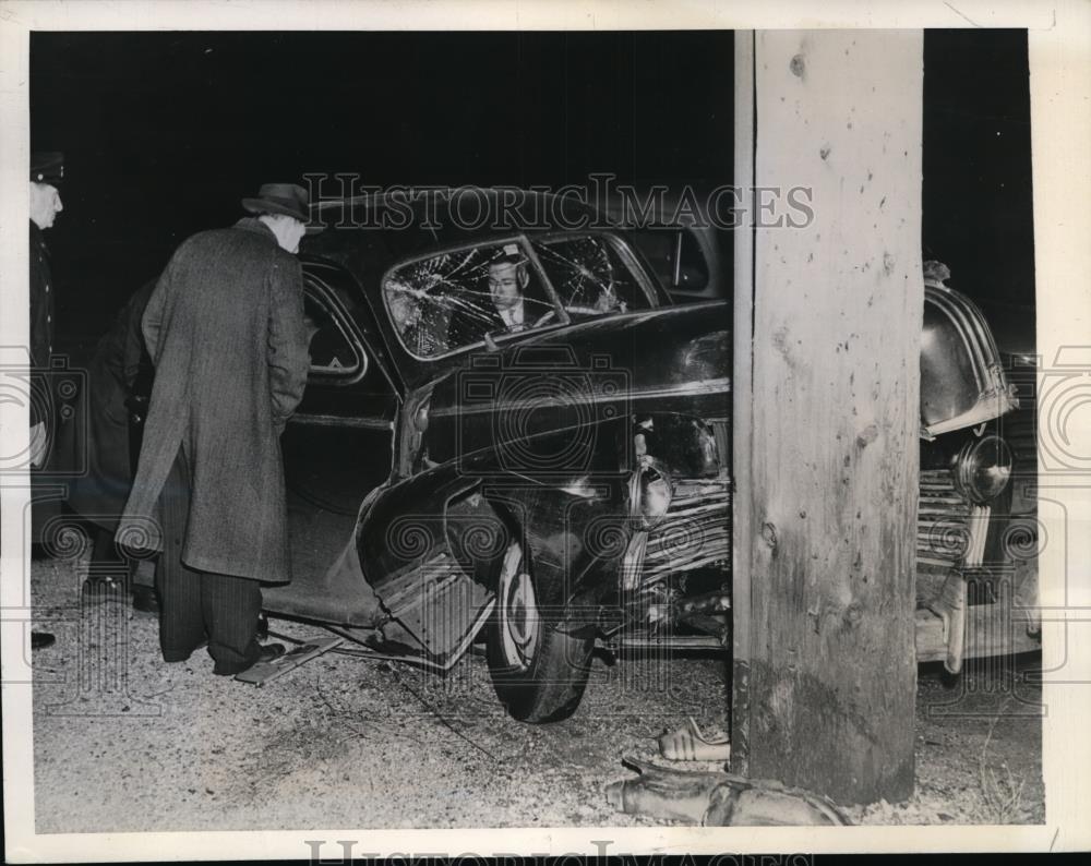 1946 Press Photo New York Oceanside Car Accident on Ice NYC - neny13881 - Historic Images