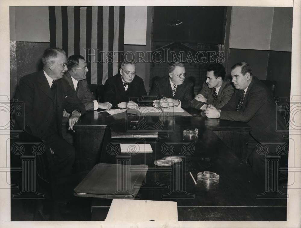 1946 Press Photo New York Electrical Workers Wage Mediation Conferences NYC - Historic Images