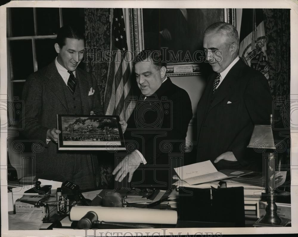 1941 Press Photo New York Mayor LaGuardia Receives Lithograph NYC - neny13942 - Historic Images