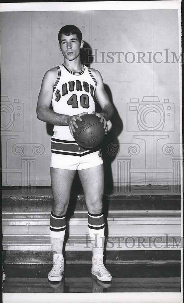 1971 Press Photo Ellsworth-Savage Basketball Player Poses on Court With Ball - Historic Images