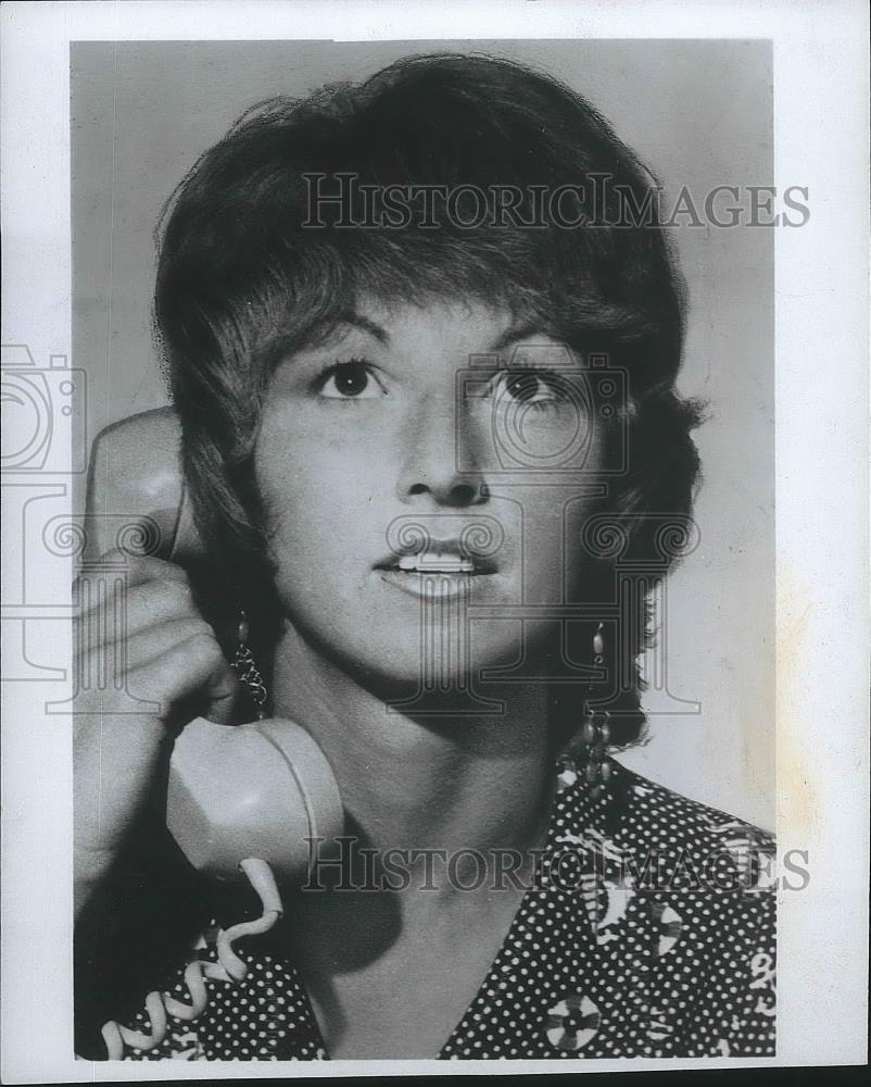 1972 Press Photo Kitten Ellis-Auto Racer Photographed While Speaking on Phone - Historic Images