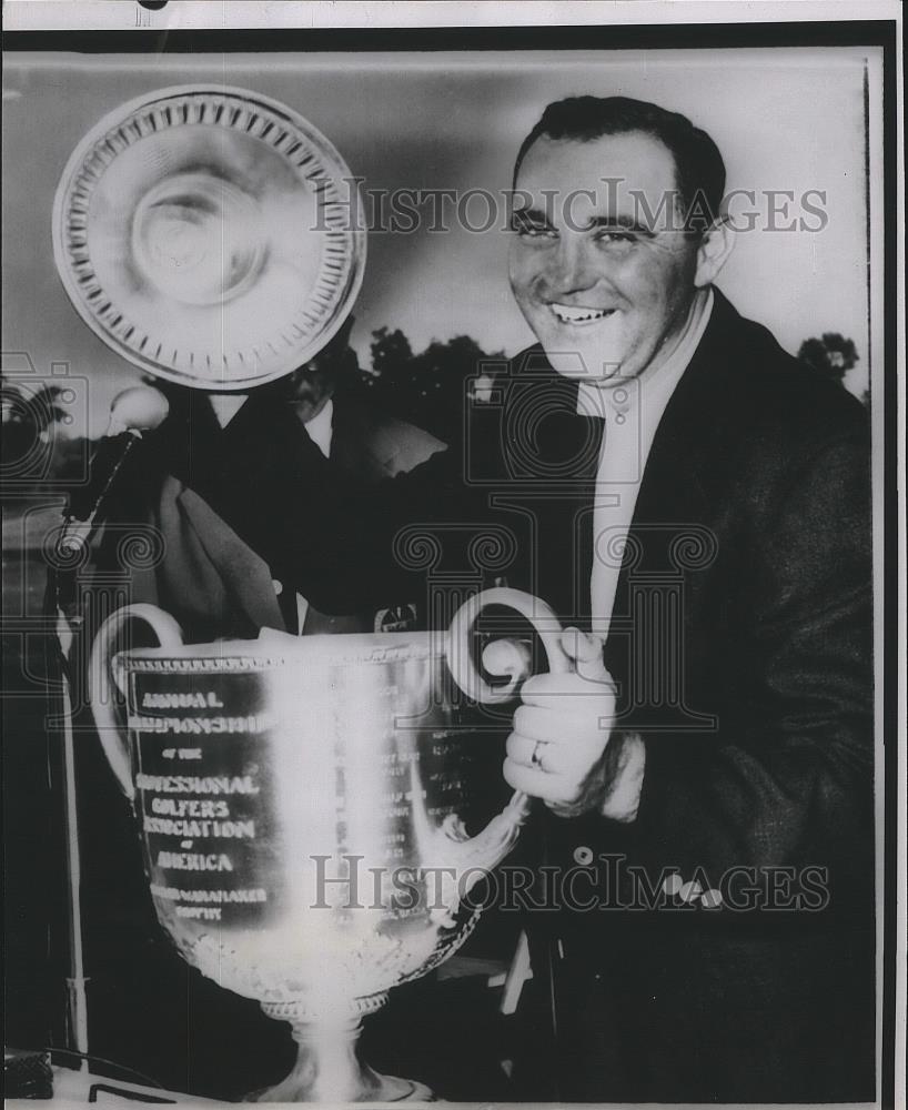 1955 Press Photo Doug Ford-Golfer Showing Off Trophy Won in Competition - Historic Images