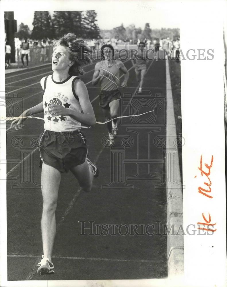 1976 Press Photo Dick La Londe-Ferris&#39; Track Athlete Crosses Line With Relief - Historic Images