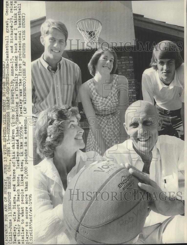 1976 Press Photo George Yardley-Basketball Great is Seen With his Family - Historic Images