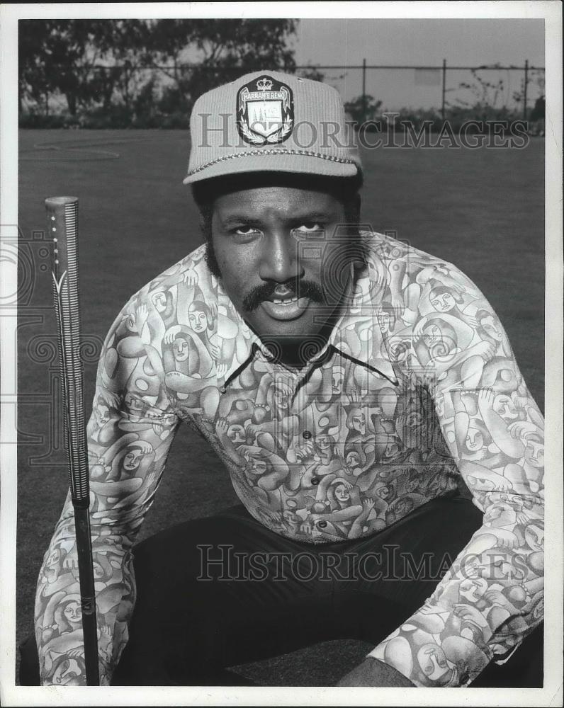 1975 Press Photo James Harris-Football Taking A Break From Main Sport to Golf - Historic Images