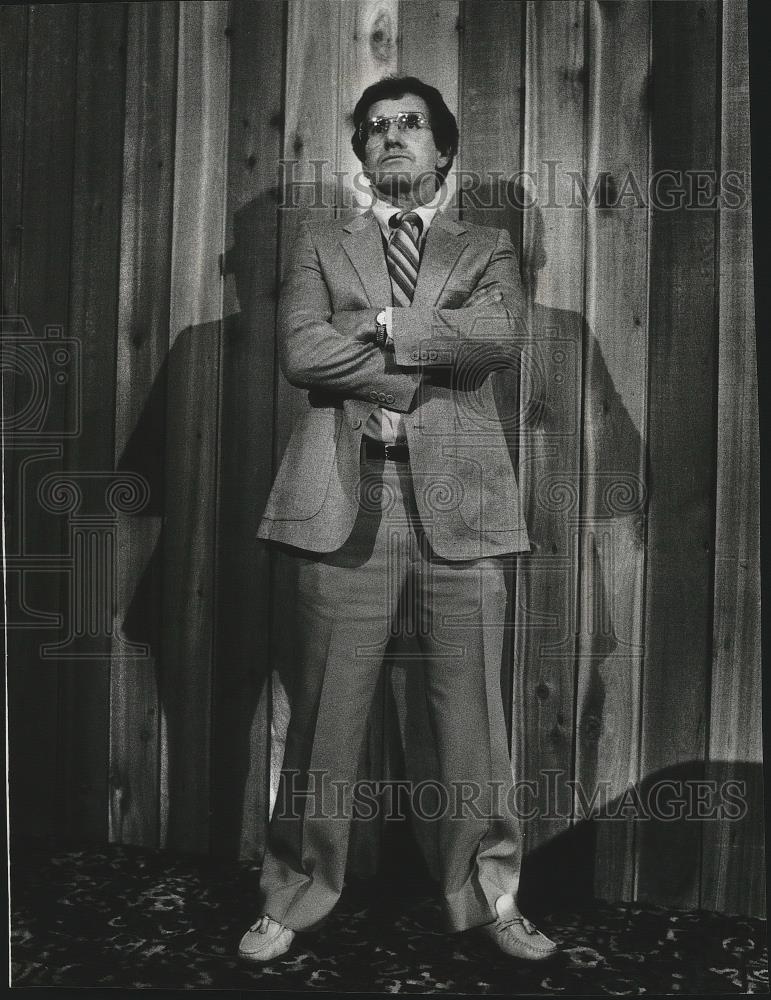 1984 Press Photo Larry Koentopp-Baseball Coach Strikes a Power Pose - sps03612 - Historic Images