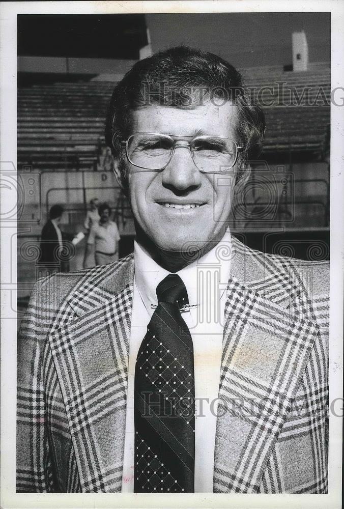 1974 Press Photo Larry Koentopp-Baseball Coach at the Stadium - sps03614 - Historic Images