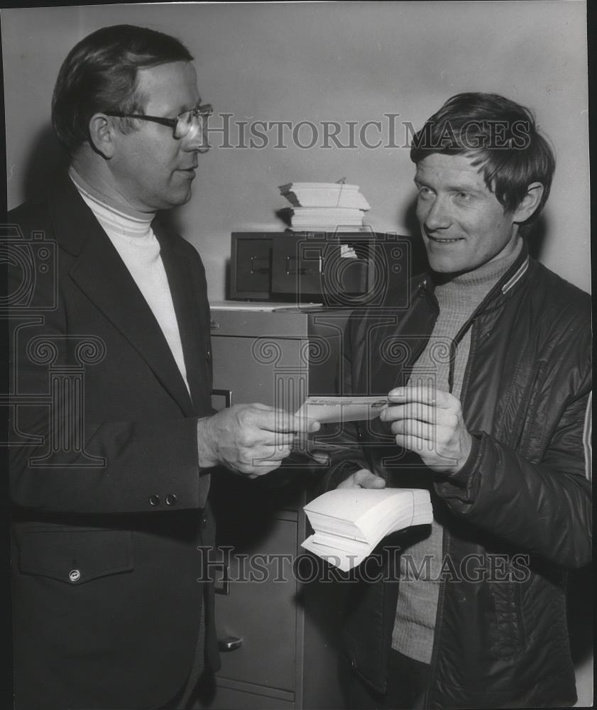 1972 Press Photo Skier Lou Lou Kneubuhler and Course chief Dr. William Gregorak - Historic Images