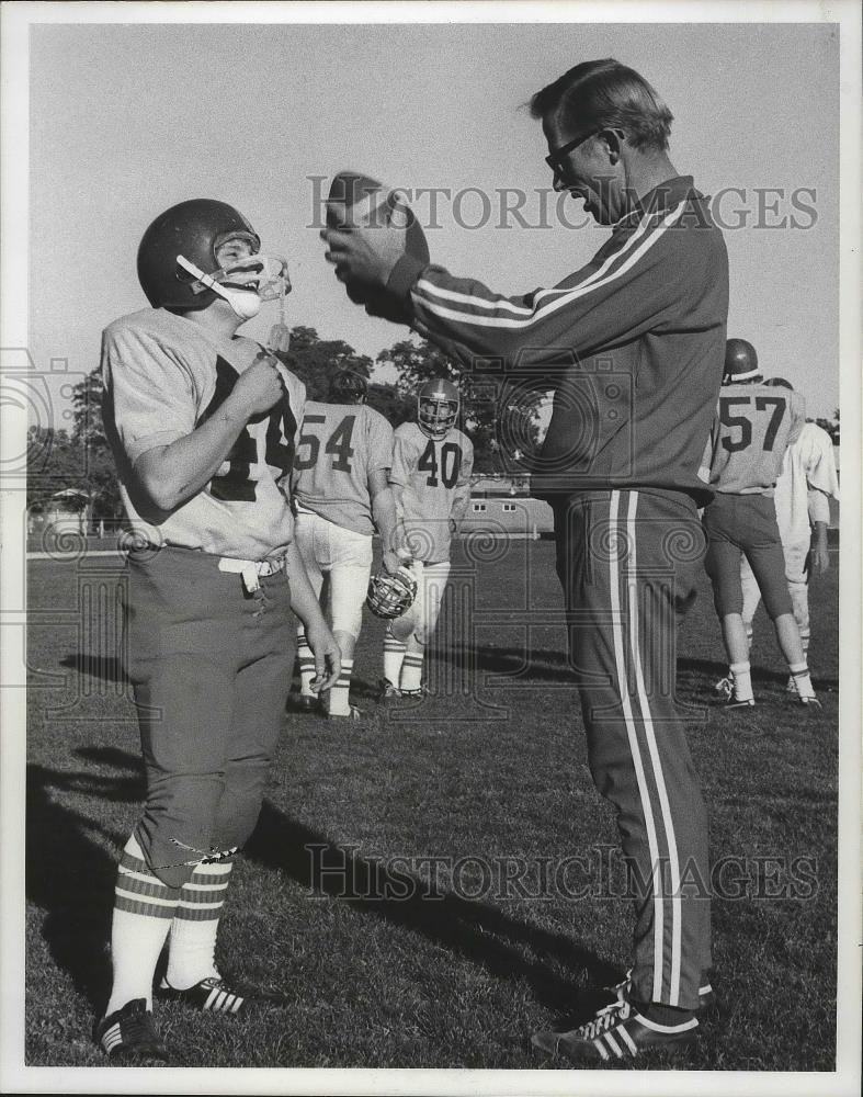 1977 Press Photo Football player Patty Young talks to coach Francis Ruud - Historic Images