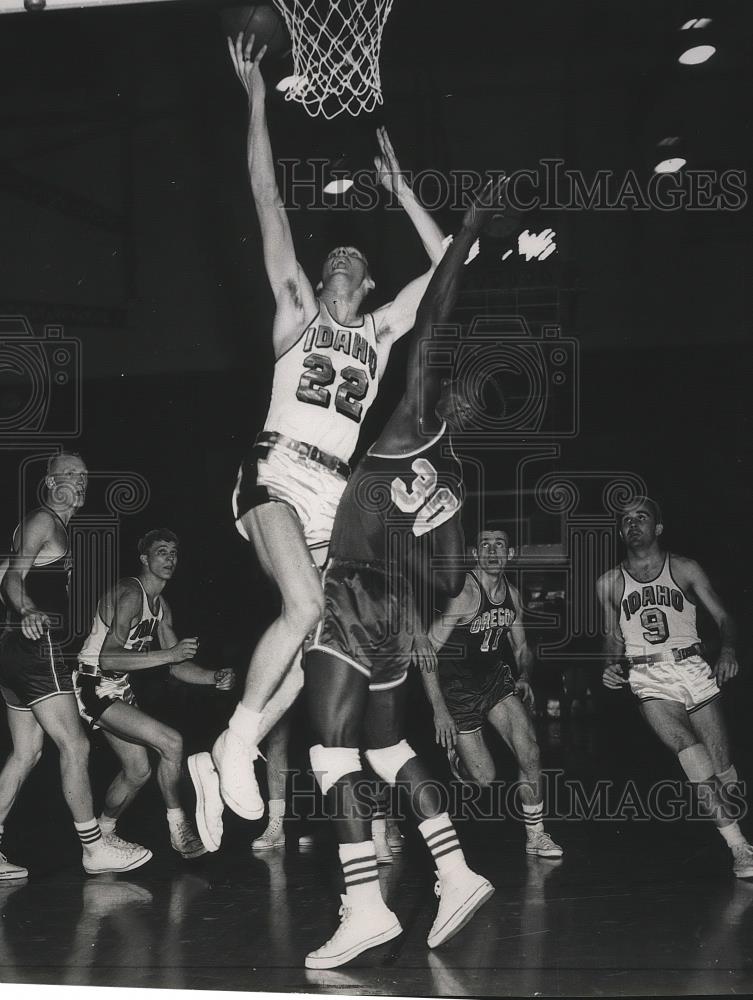 1956 Press Photo Idaho basketball player, Jorgenson, scores in second half - Historic Images