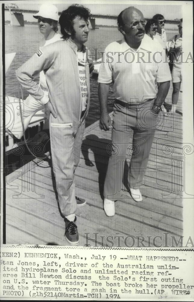 1974 Press Photo Boat racing driver Stan Jones and referee Bill Newton - Historic Images