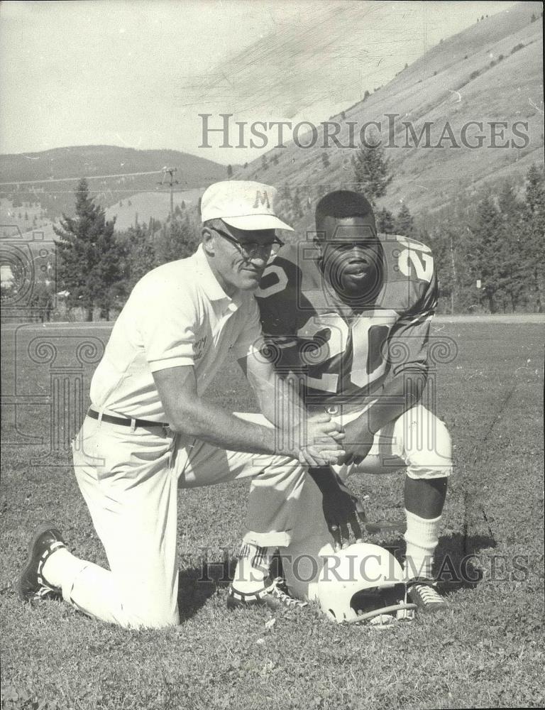 1966 Press Photo University of Montana football player, Willie Jones & company - Historic Images