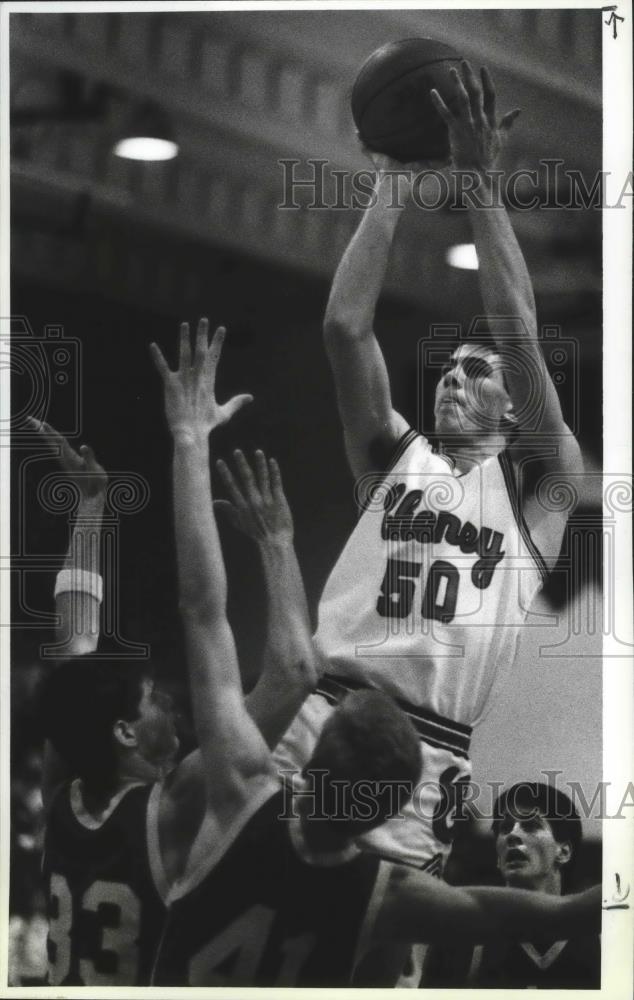 1990 Press Photo Cheney basketball player, Steve Ball shoots over Shadle defense - Historic Images