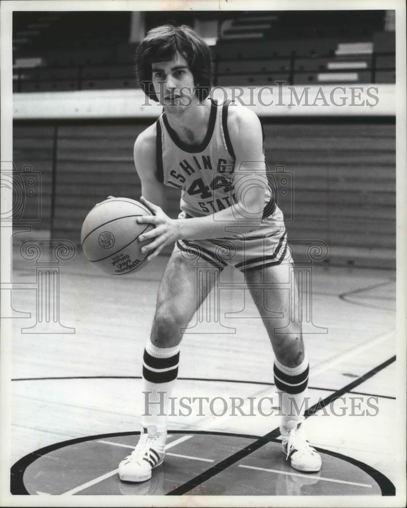 1976 Press Photo Washington State basketball player, Terry Kelly, holds the ball - Historic Images