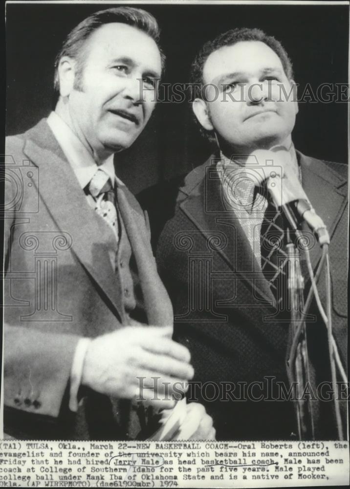 1974 Press Photo Oral Roberts with new university basketball coach, Jerry Hale - Historic Images