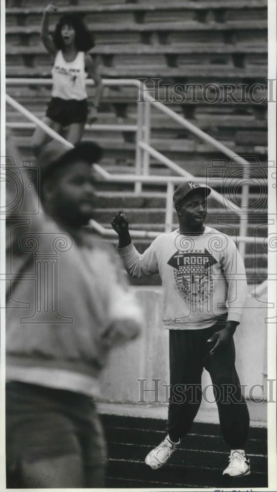 1989 Press Photo CCS football player, Vincent Hawkins at team aerobics session - Historic Images